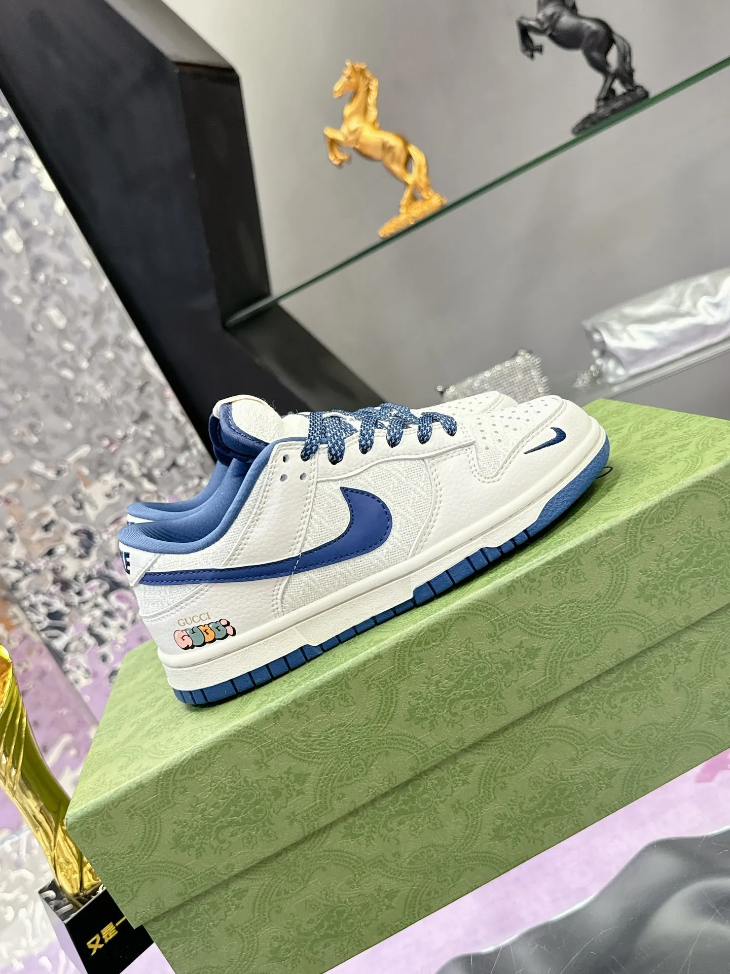 Men's shoes 💰580❤️❤️❤️ Gucci co-branded dunk Nike The latest official model 💓Gucci x Nike Dunk SB series 💓 Produced by Foshan Factory. The shoe body is made of off-white canvas as the main color, with an off-white leather frame overlay, making the shoe very versatile. The tongue is embroidered with yellow Gucci words, and the Swooshb on both sides of the shoe body The logo is embellished with sky blue, and the tongue is made of mesh material, which enhances breathability and is very versatile overall. The word Gucci on the lower side of the heel is decorated in 3D, the mini Nike Swoosh Logo on the side of the toe is embellished with sky blue embroidery, and the yellow Gucci brand name is printed on the heel to highlight the joint identity. Finally, an aged oxidized midsole and a blue outsole complete the overall design. Size: 35-45 Full set of Gucci packaging